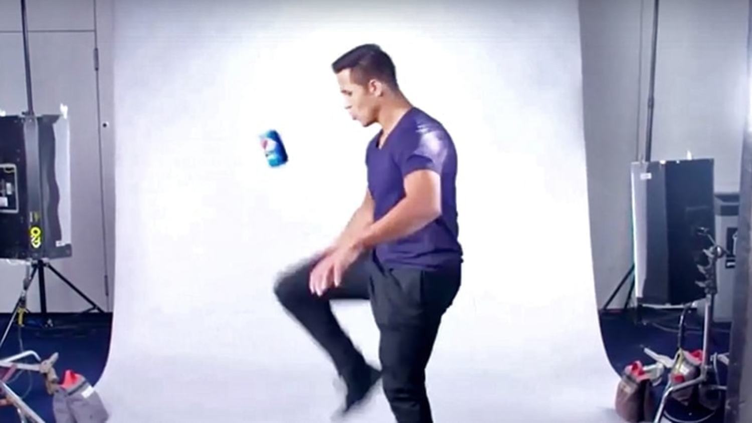 Aguero, Sanchez and De Gea's beautiful keepy-ups with a Pepsi can