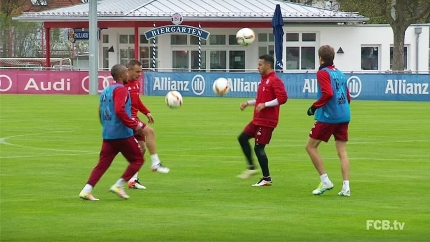 Thiago, Costa, Muller & Rafinha's Incredible Triple Ball Juggling!