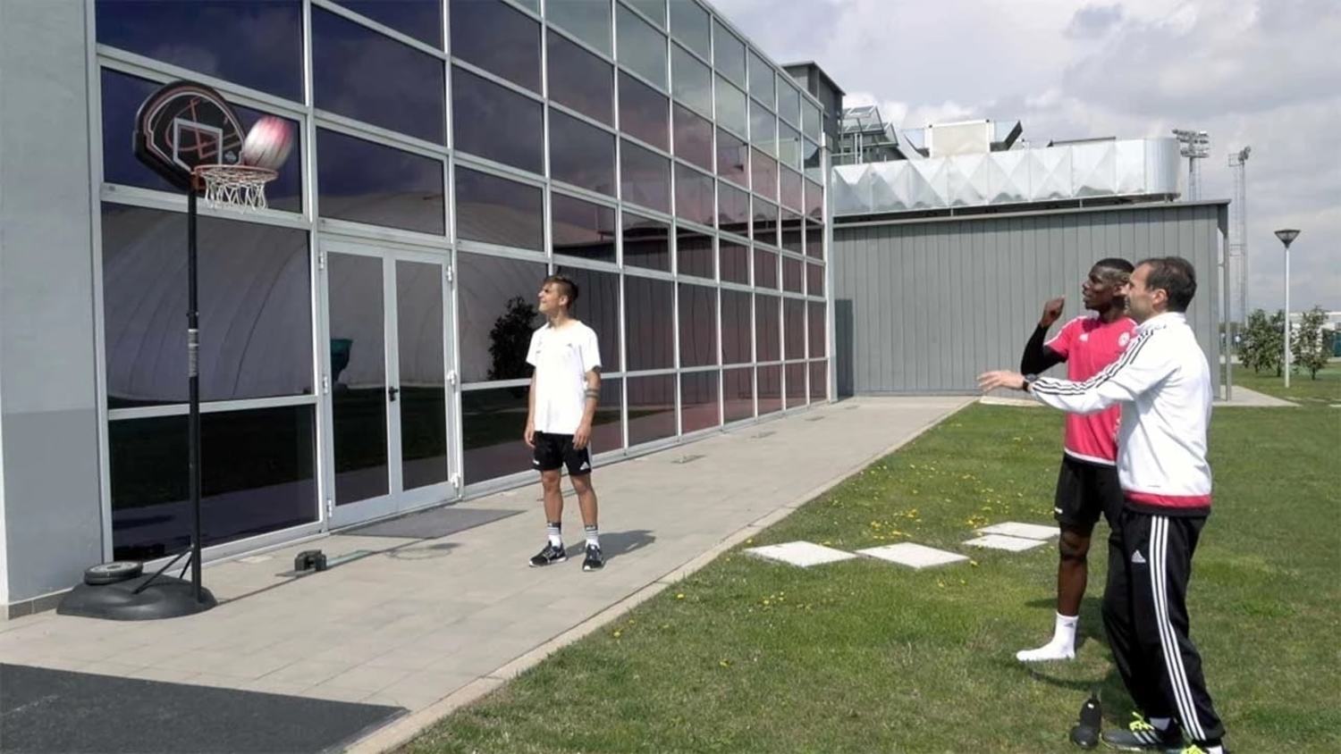 Pogba vs Allegri: The Juventus Basketball Challenge!