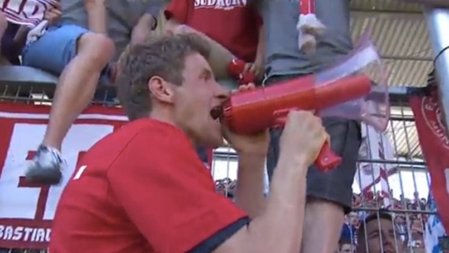 Thomas Muller leads Bayern Munich Title Celebrations!