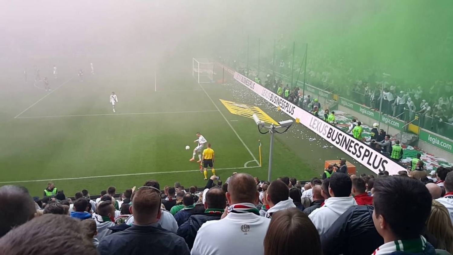 Linesman shows off his skills during Polish Ekstraklasa match