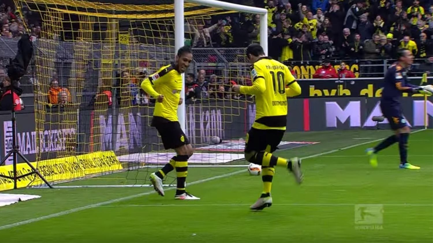 Best of Footballers doing the Running Man Challenge