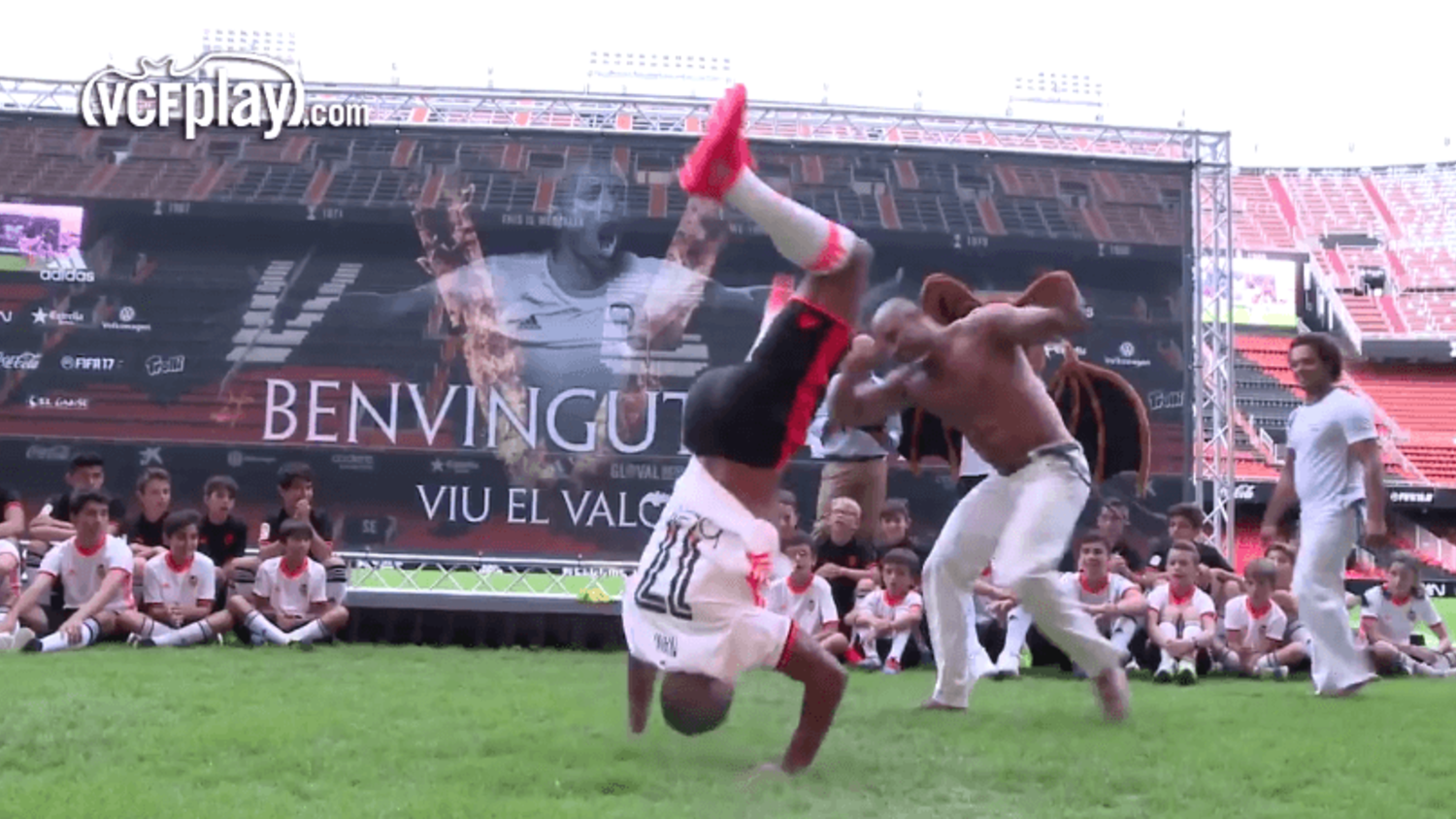 Forget Keep-ups, Nani performs Capoeira at Valencia presentation