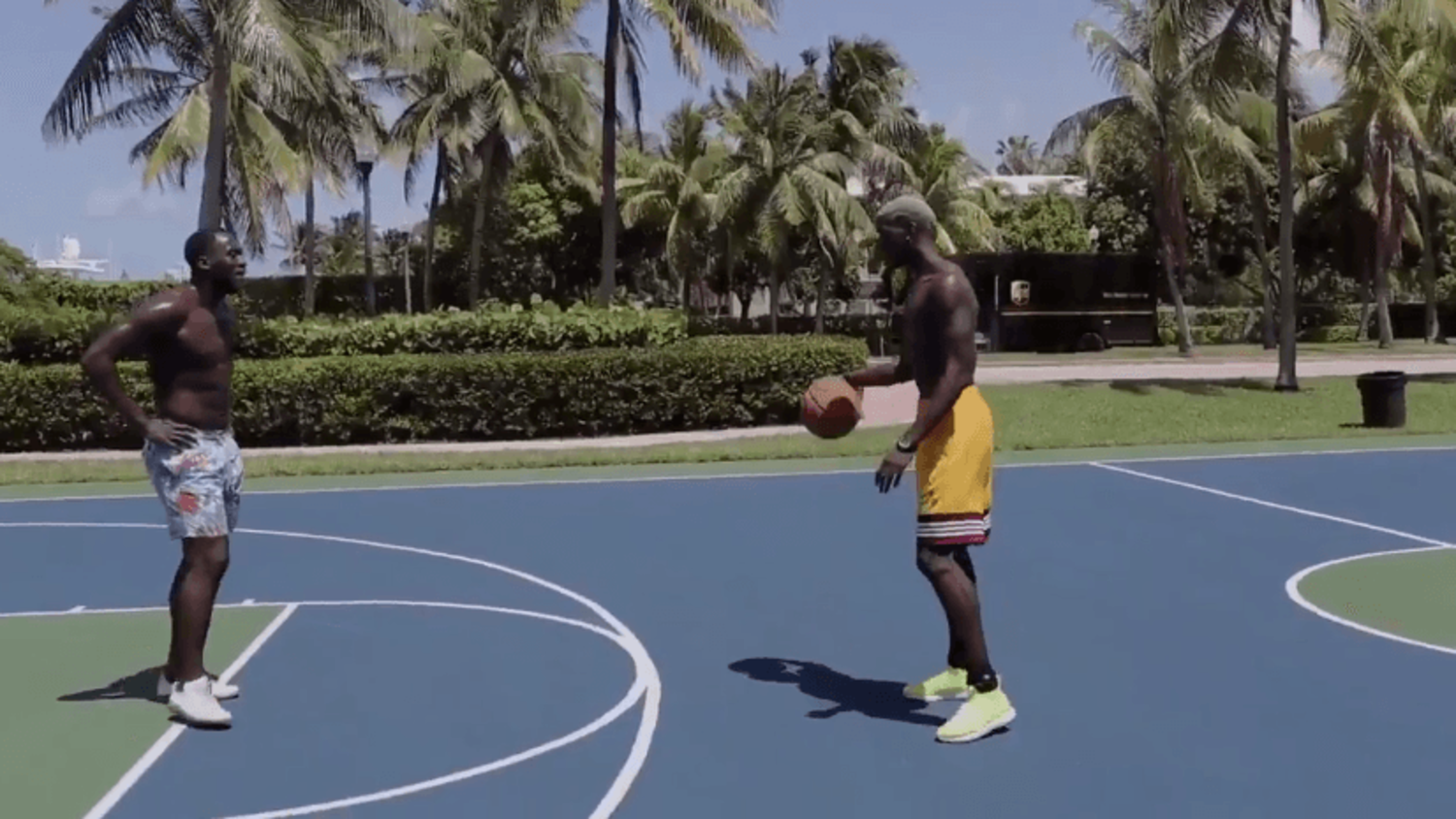 Paul Pogba takes on Romelu Lukaku in a Basketball 1 v 1