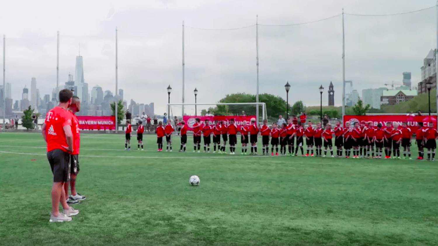 Bayern Munich's Xabi Alonso & Arturo Vidal vs 40 Children
