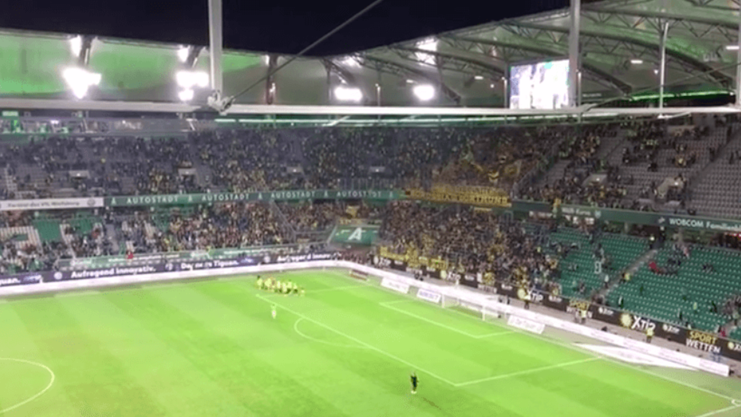 Wolfsburg's Blaszczykowski applauded by his beloved Dortmund fans after game