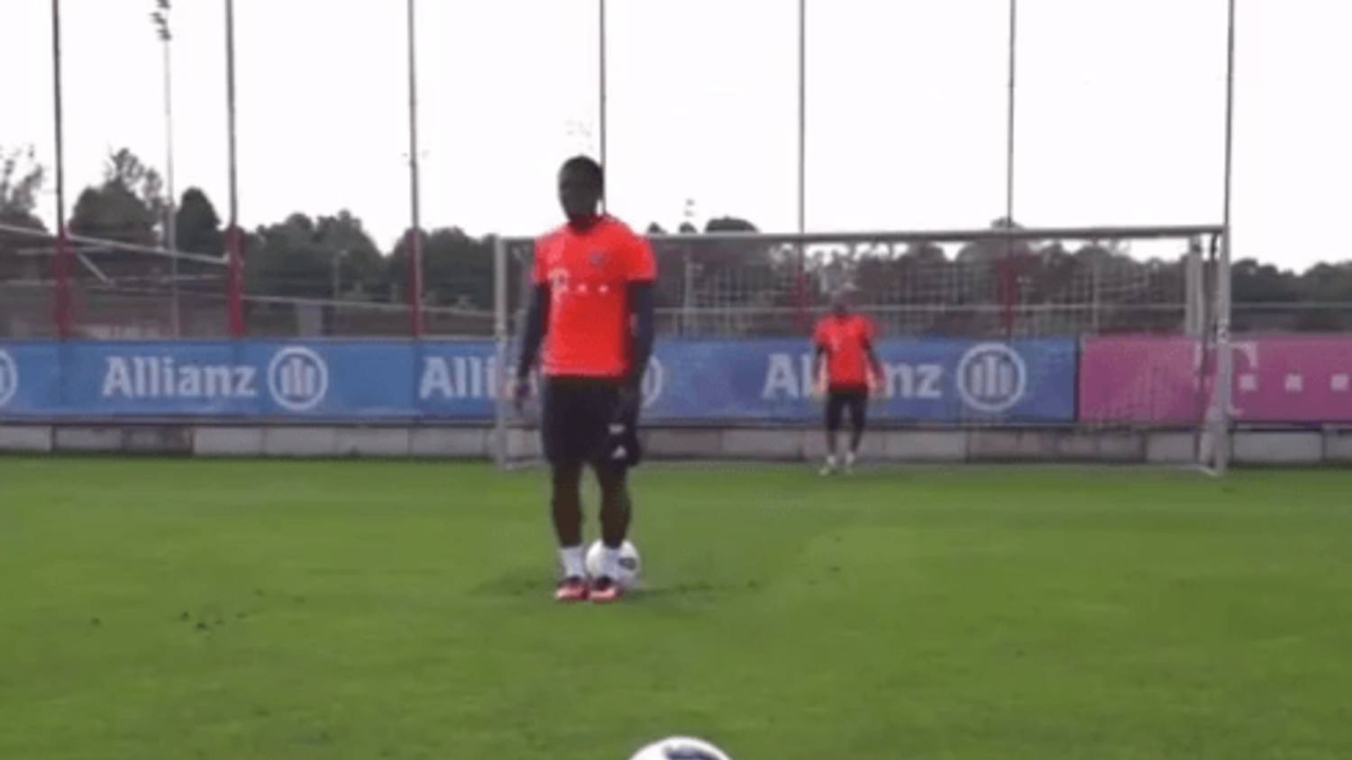 Douglas Costa pulls off Incredible Back-heel Penalty in Training