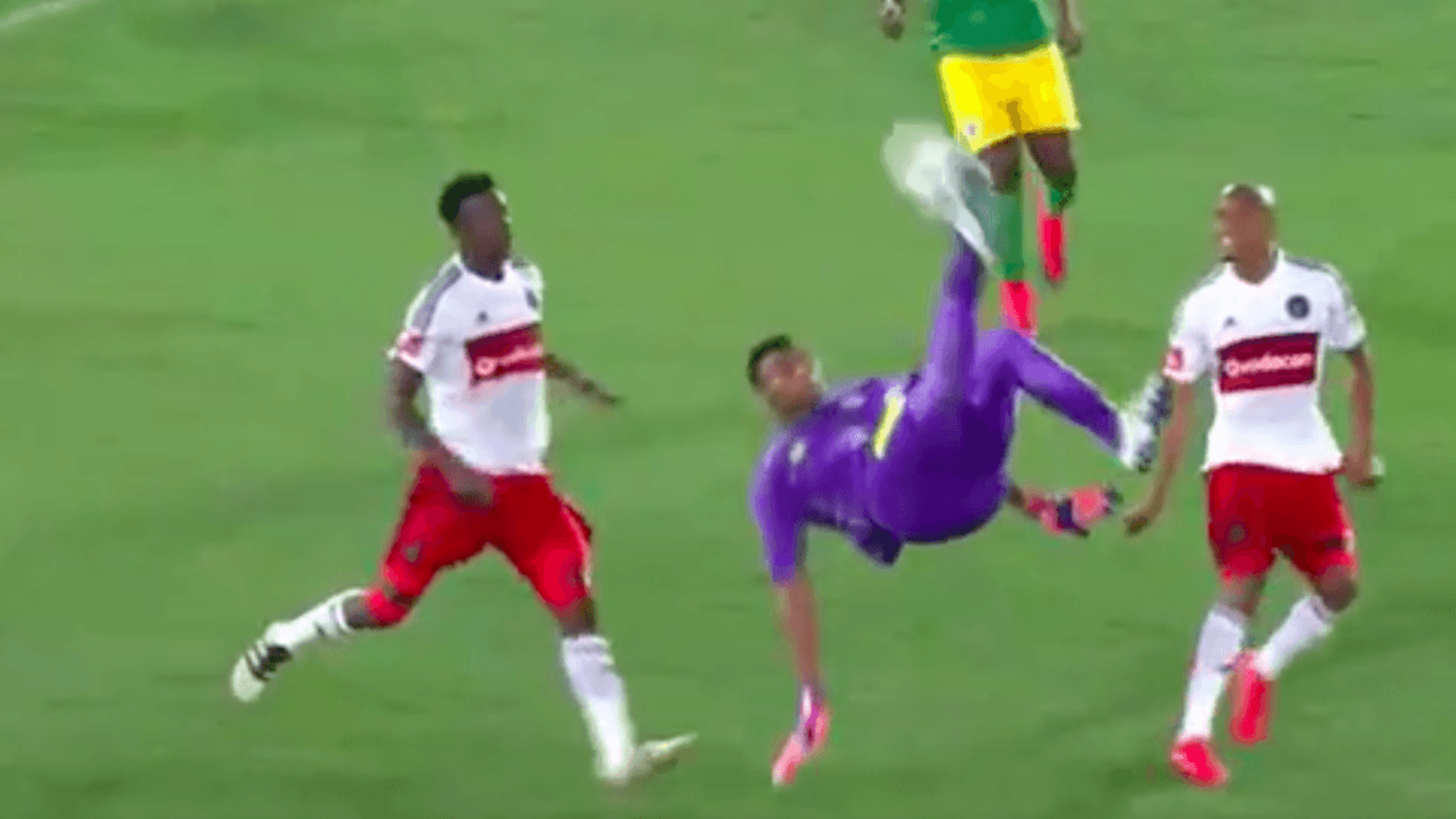 Goalkeeper Masuluke scores incredible last minute overhead kick
